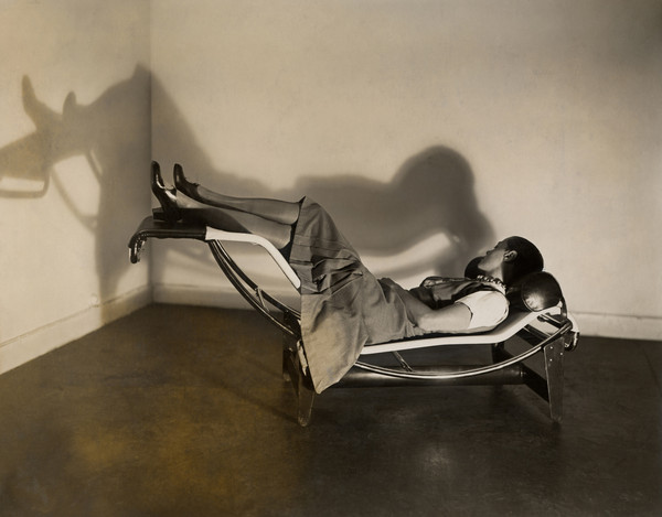 Charlotte Perriand sur la chaise basculante, 1929